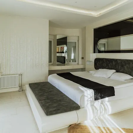 Blackmoon 5* אודיירן